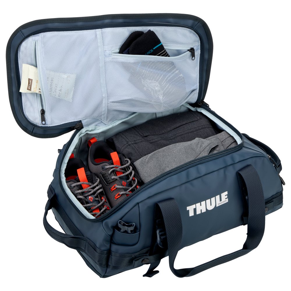 Thule_Chasm_30L_DarkestBlue_3205586_02.jpg